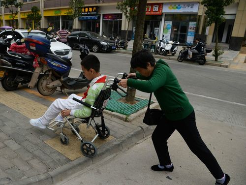 新澳2025今晚开奖结果和送孙子上学被撞身亡与奶奶送孙子上学遇车祸