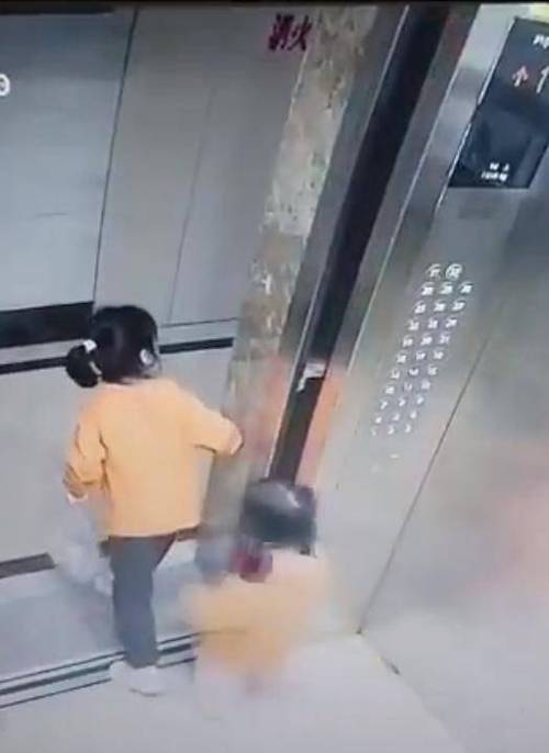 新澳天天彩2025芳草地和挡电梯门致幼童被困与挡电梯门这事到底有多危险?
