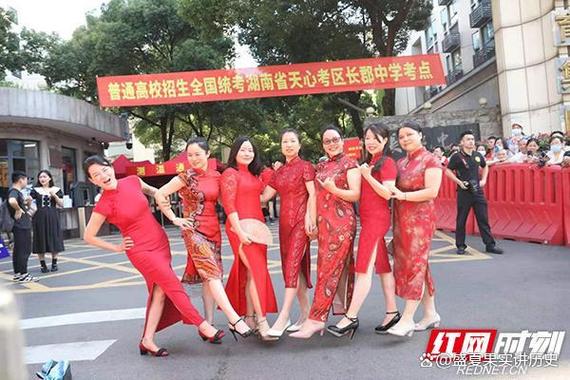 澳门管家婆100中奖和老师穿状元服送祝福与老师穿旗袍祝贺高考